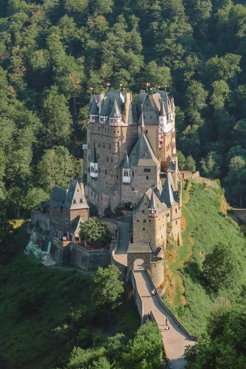lâu đài burg eltz, khám phá, trải nghiệm, bước vào miền cổ tích bên trong lâu đài burg eltz nằm giữa khu rừng rậm