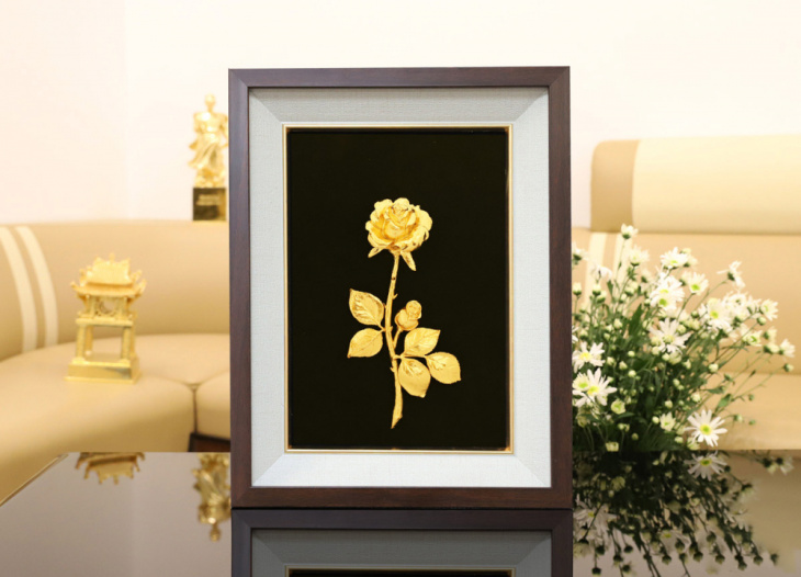 hoa hồng mạ vàng 24k giá tiền triệu 'đắt' khách trước dịp valentine