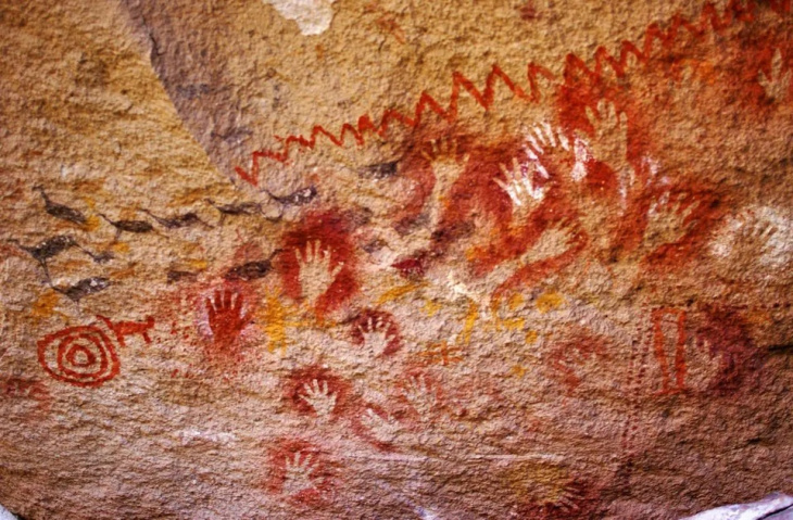 cueva de las manos, tour châu âu, cueva de las manos – hang động của những bàn tay ở argentina