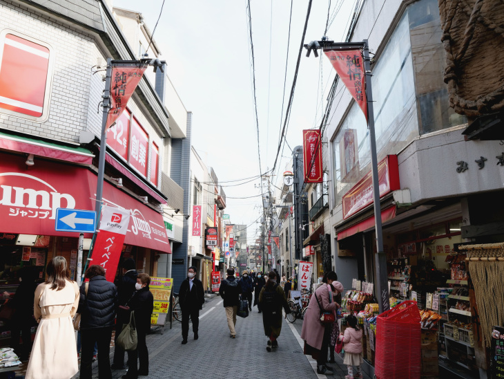 Dạo quanh những khu phố mua sắm trên tuyến Chuo ở Tokyo để hòa mình vào cuộc sống của người dân địa phương