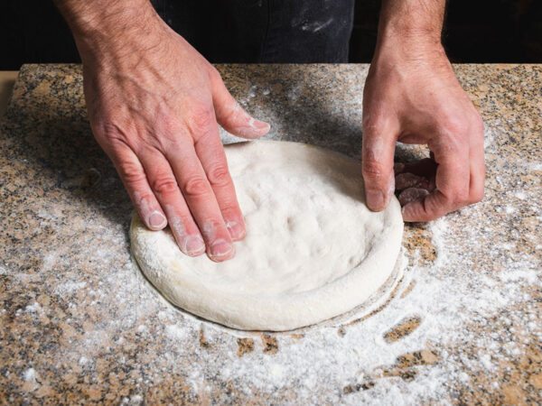 cách làm đế bánh pizza giòn xốp cực đơn giản tại nhà