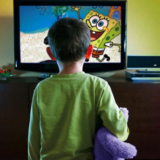 Có nên cho trẻ xem ti vi và điện thoại sớm?