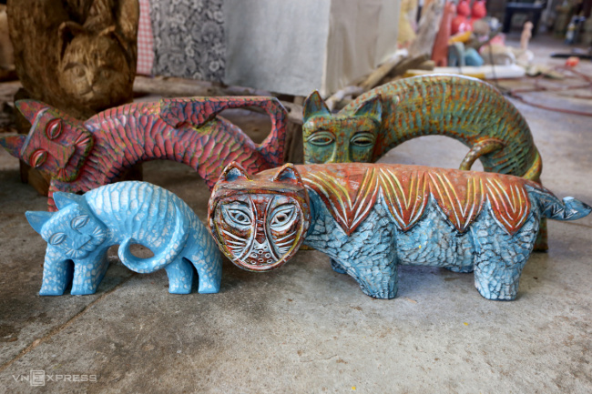 crafting, handmade, hoi ancat statue, lunar new year, quang nam, tet 2023, crafting more than 100 cat statues from wood and firewood