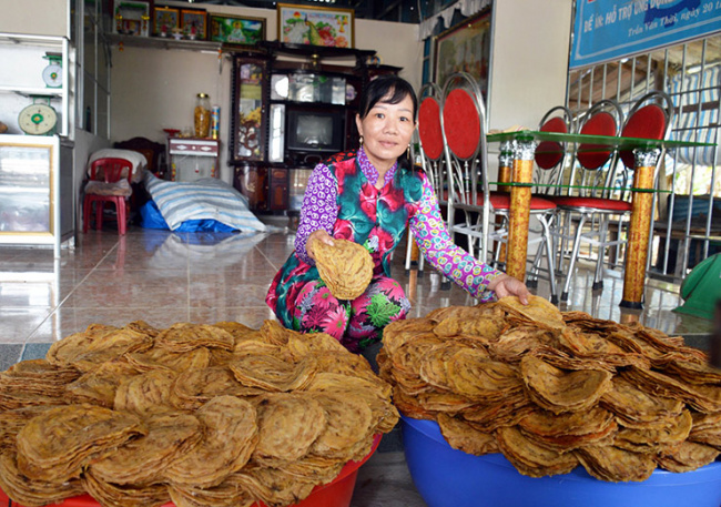 banana, ben tre, tet gift, cheap fruit, dried into a famous specialty of a region, sold as a popular tet gift