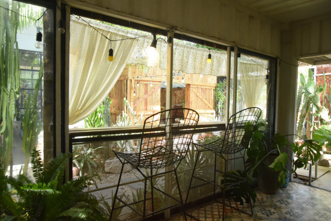 Quán cà phê thu nhỏ Đà Lạt với khung cửa sổ ở Đà Nẵng