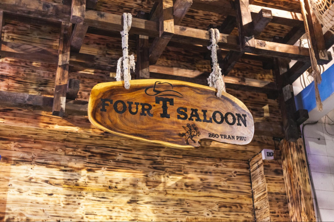 four t saloon – quán pub cực chill tại đà nẵng