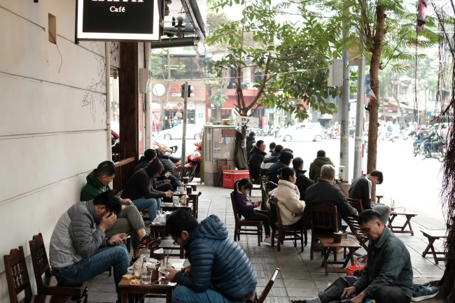 cup of coffee, hanoi streets, sidewalk coffee, walking streets, watching streets, hanoi: people invite each other to the street to enjoy the atmosphere at the end of the year, the sidewalk coffee is also full of customers