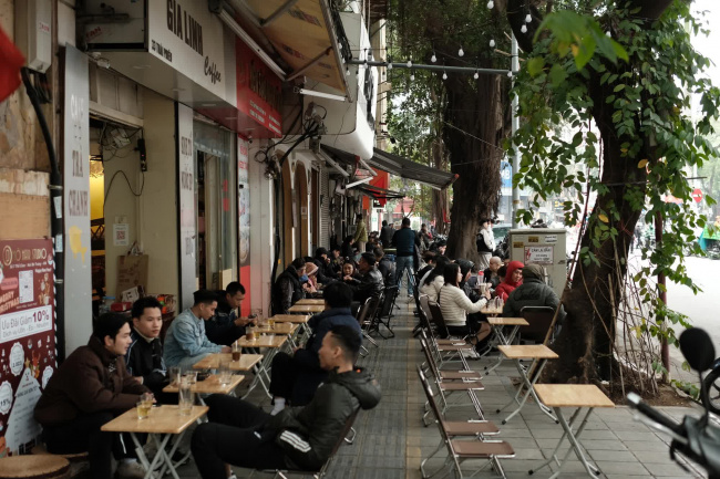 cup of coffee, hanoi streets, sidewalk coffee, walking streets, watching streets, hanoi: people invite each other to the street to enjoy the atmosphere at the end of the year, the sidewalk coffee is also full of customers