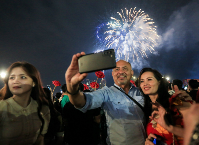 2 fireworks spots in hcmc, fireworks, happy new year, happy new year 2023, ho chi minh city, in the midst of fireworks to welcome 2023, the people of ho chi minh city wish each other a ‘peaceful new year!’