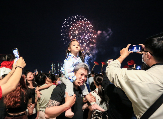 2 fireworks spots in hcmc, fireworks, happy new year, happy new year 2023, ho chi minh city, in the midst of fireworks to welcome 2023, the people of ho chi minh city wish each other a ‘peaceful new year!’
