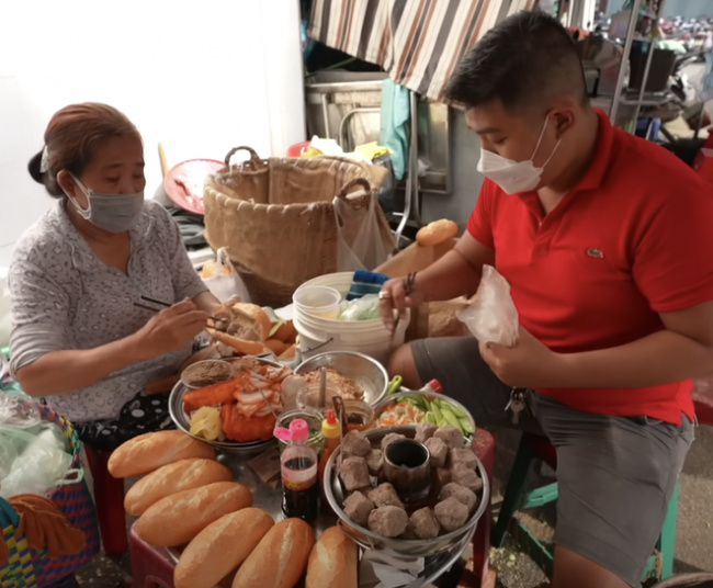 american tourists, bread, food, shumai, travel, the shop of shumai bread is more than 40 years old, making the american tourist fall in love, buying so much that the owner is familiar with it