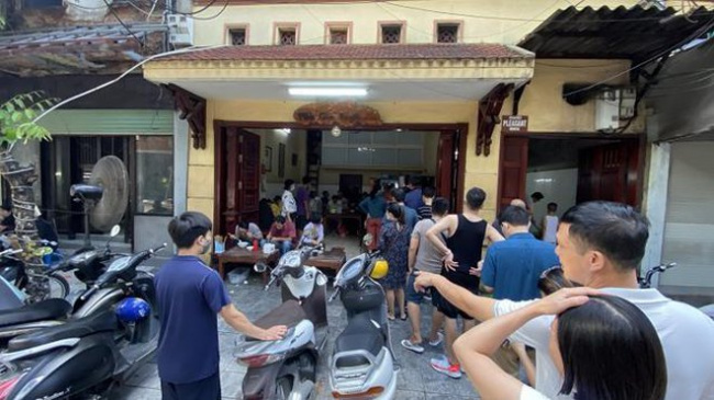 bread pans, delicious food, enjoy food, foreign tourists, hanoi, hanoi old quarter, restaurant, sandwiches, restaurants that “can’t be rushed” in hanoi, are crowded with people queuing for all famous delicacies