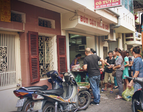bread pans, delicious food, enjoy food, foreign tourists, hanoi, hanoi old quarter, restaurant, sandwiches, restaurants that “can’t be rushed” in hanoi, are crowded with people queuing for all famous delicacies