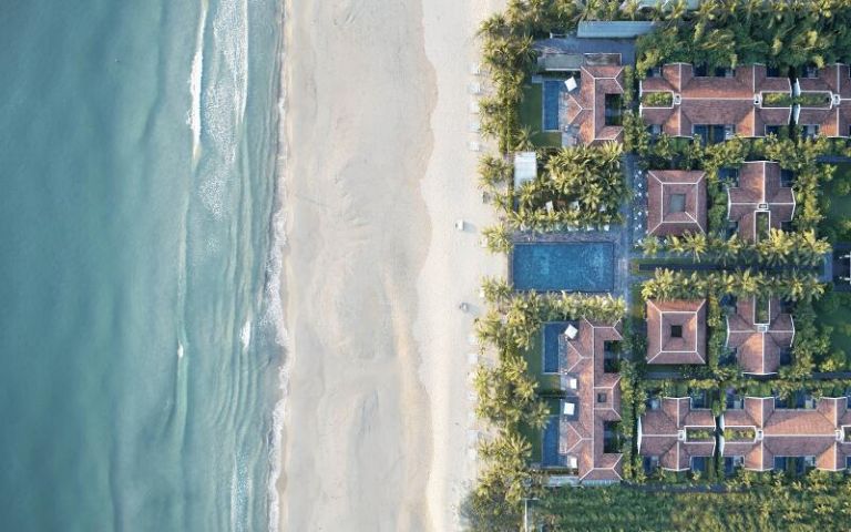 khám phá ngay top 5 khách sạn đà nẵng có bãi biển riêng đẹp và chất lượng nhất