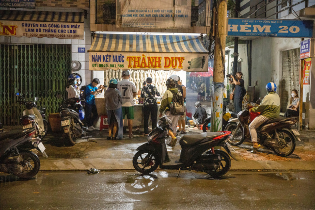 american tourists, cai khe ward, can tho city, city center, field in and out, nguyen trai street, ninh kieu district, rush hour, tourism development, tourists, woman, bread cart has existed for 30 years in can tho with a unique name, sold by 5 “sisters” who are close neighbors.