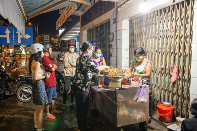 american tourists, cai khe ward, can tho city, city center, field in and out, nguyen trai street, ninh kieu district, rush hour, tourism development, tourists, woman, bread cart has existed for 30 years in can tho with a unique name, sold by 5 “sisters” who are close neighbors.