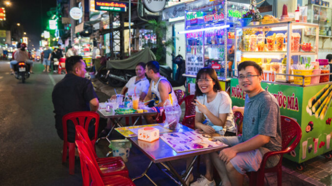 ho chi minh city tourism, nguyen thuong hien food street, young people and tourists experience nguyen thuong hien food street
