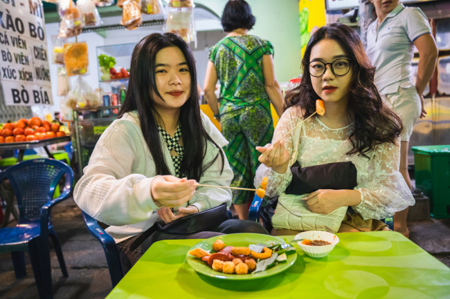 ho chi minh city tourism, nguyen thuong hien food street, young people and tourists experience nguyen thuong hien food street