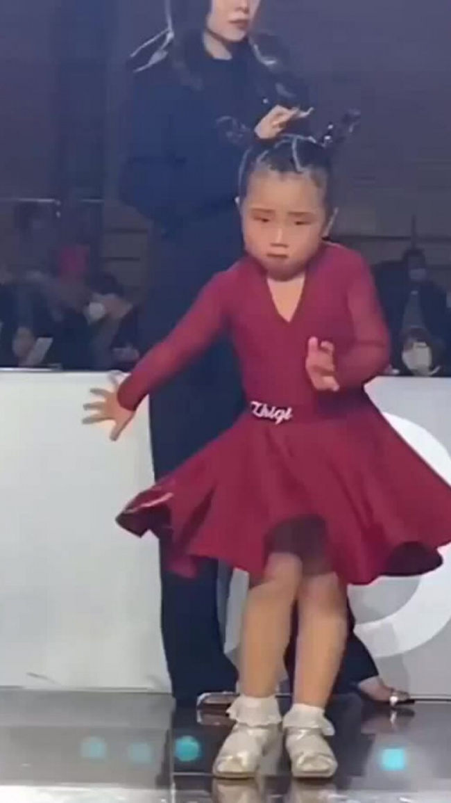 Màn khiêu vũ đầy thần thái của bé gái