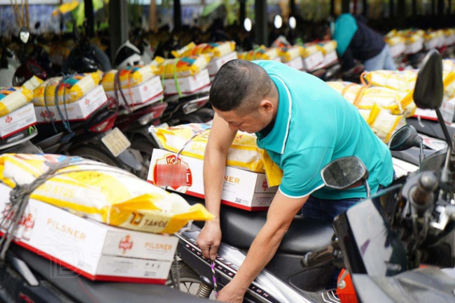tet bonus, tet gifts, thai binh province, unique tet bonus: tie gifts on thousands of workers’ cars
