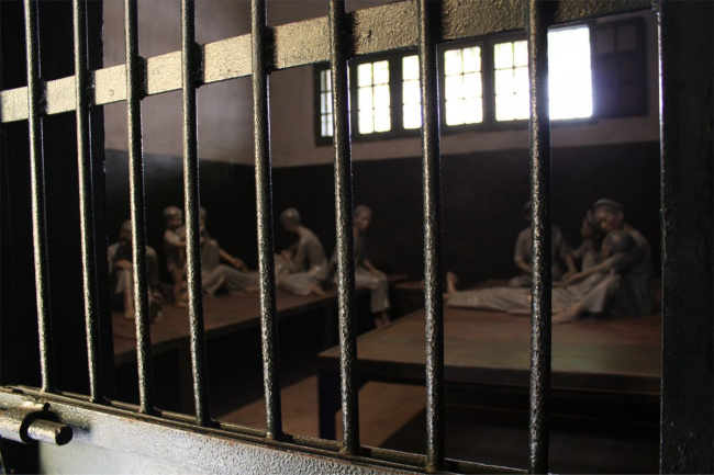 hoa lo prison in hanoi (hanoi hilton) – 4 things you need to know