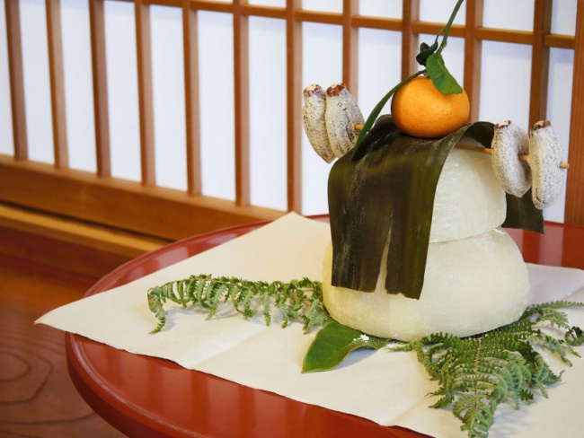 kagami mochi - bánh gạo linh thiêng dâng lên vị thần năm mới tại nhật