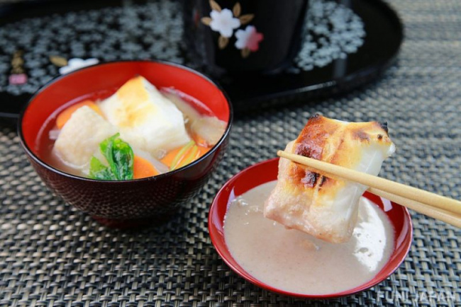 kagami mochi - bánh gạo linh thiêng dâng lên vị thần năm mới tại nhật