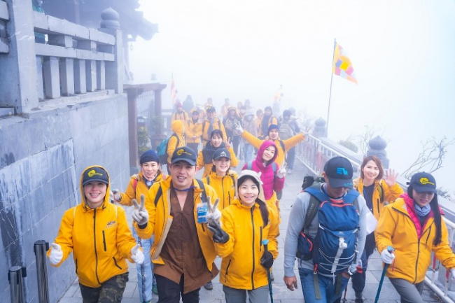 conquer fansipan, conquer fansipan peak, fansipan peak, lao cai tourism, nearly 300 people conquered fansipan peak in a day