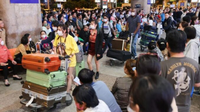 ho chi minh city, lunar new yeartet 2023, tan son nhat airport, welcome overseas vietnamese, tan son nhat airport is crowded with overseas vietnamese