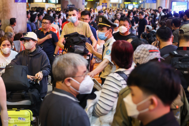 ho chi minh city, lunar new yeartet 2023, tan son nhat airport, welcome overseas vietnamese, tan son nhat airport is crowded with overseas vietnamese