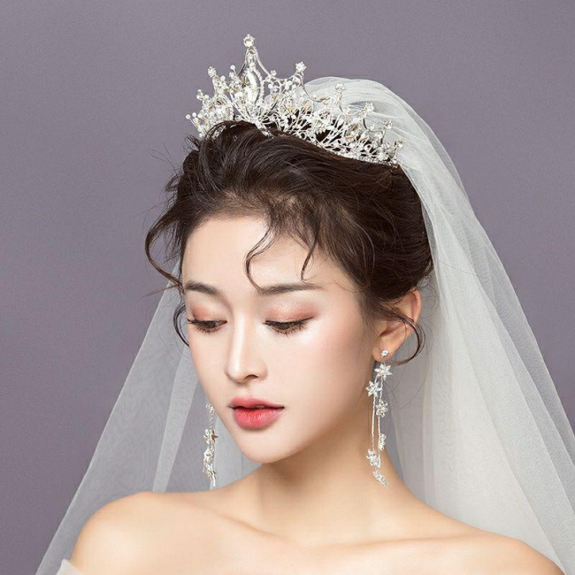 điểm danh 10 tóc cô dâu đội vương miện sang trọng và tỏa sáng trong ngày cưới