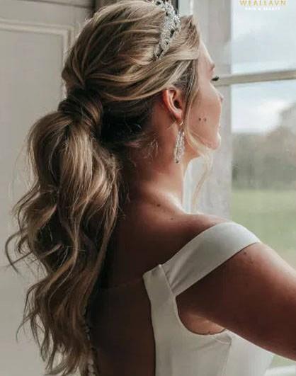 điểm danh 10 tóc cô dâu đội vương miện sang trọng và tỏa sáng trong ngày cưới