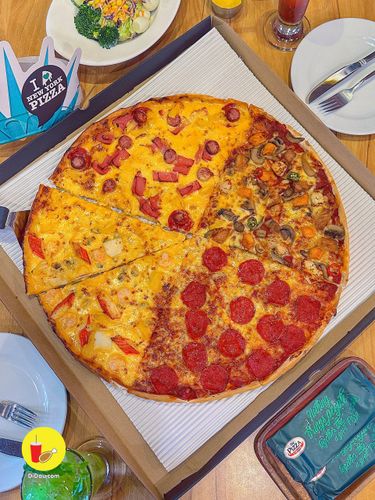 say hi năm mới 2023 với chiếc pizza size xxxl cực đại - mix 4 nhân phủ ngập viền bánh tròn đầy cả năm