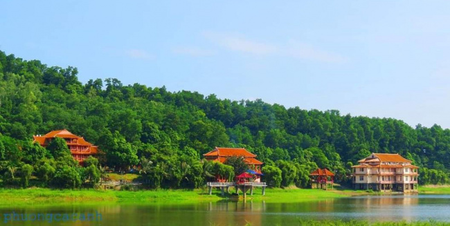 Bảng giá vé và những dịch vụ khu du lịch sinh thái Hồ Tiên Sa - ALONGWALKER