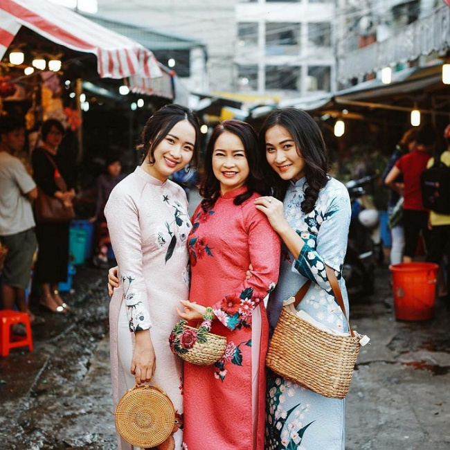 ao dai, hanoi photo spot, lunar new year, tet flower market, the most beautiful places to take pictures of ao dai to welcome tet for sisters