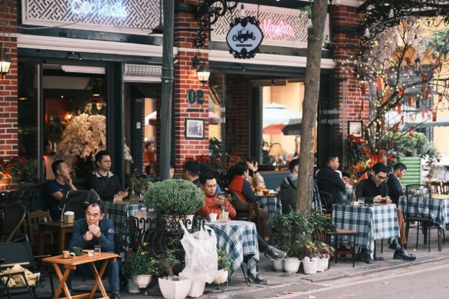 beautiful moments, hanoians, watching the streets, last sunday of the old year: hanoians invite each other to coffee, watching the streets full of spring colors