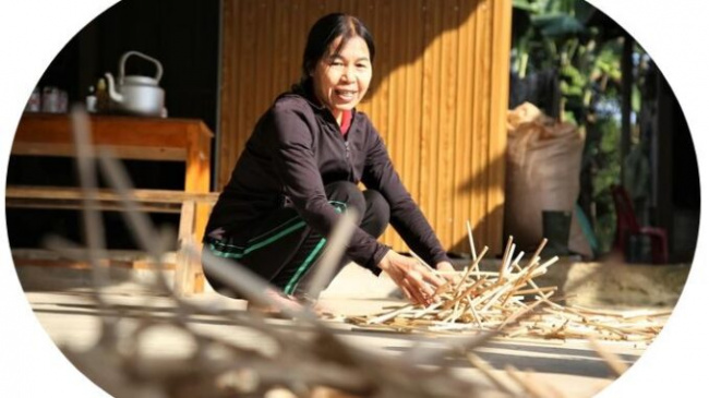 busy, frown her, make chopsticks, phuc trach commune, expensive during tet, “artisan” making areca chopsticks is busy until late