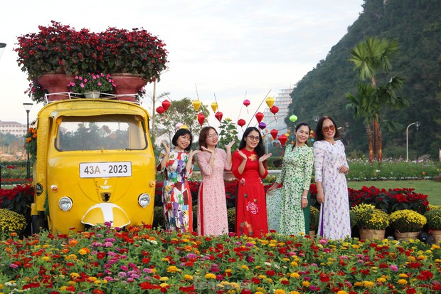 beautiful moments, lunar new year, marble mountains, ngu hanh son district, ngu hanh son mountains, young people in da nang are busy checking in to the spring flower garden at the foot of the ngu hanh son mountains