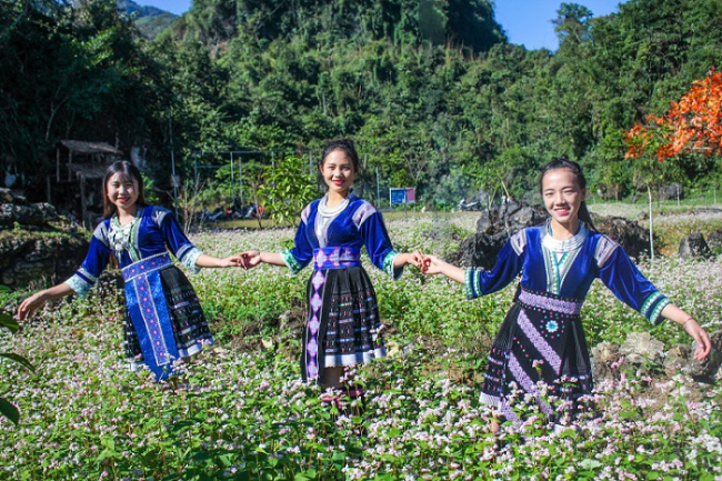 beautiful village, destination in lai chau, gia khau version 1, lai chau tours, visit gia khau 1 lai chau village to visit the friendly and hospitable hmong people