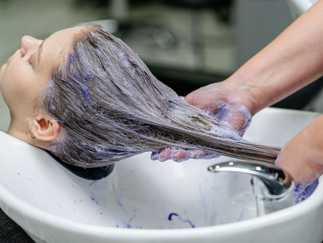 nhuộm tóc màu xanh ngọc – màu xu hướng 2023
