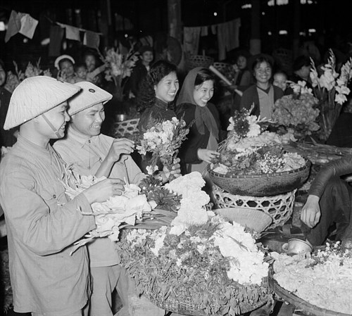 dong xuan market, hang comb flower market, hanoi people, to lich river, traditional tet, hang luoc flower market – a cultural rendezvous with the old “tet taste” of the ha thanh people