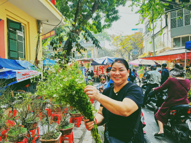 dong xuan market, hang comb flower market, hanoi people, to lich river, traditional tet, hang luoc flower market – a cultural rendezvous with the old “tet taste” of the ha thanh people