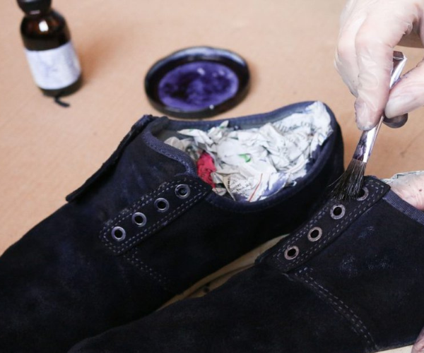 hướng dẫn chi tiết cách làm mới giày da lộn bị bạc màu 