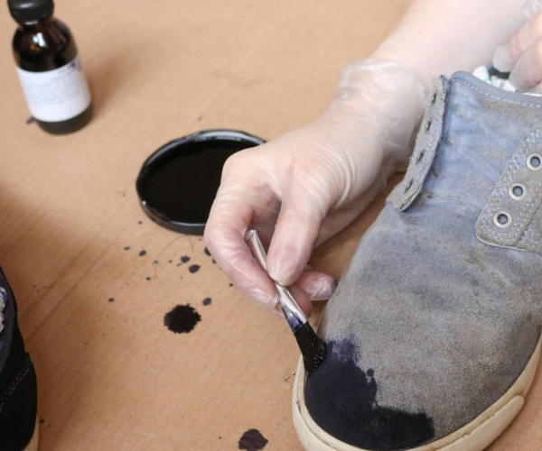 hướng dẫn chi tiết cách làm mới giày da lộn bị bạc màu 