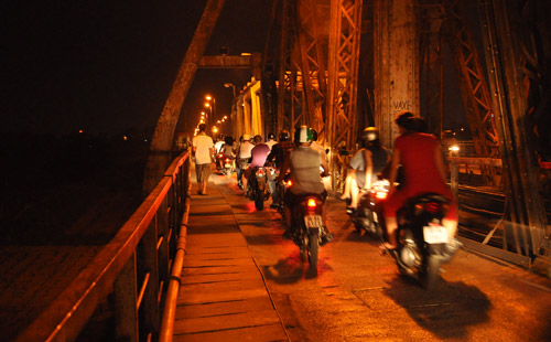 discover 9 places to experience hanoi at night