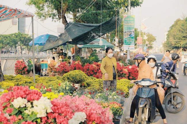 binh dong wharf, ho chi minh city tourism, saigon tourism, tet flower market, going around saigon to take pictures of the tet flower market