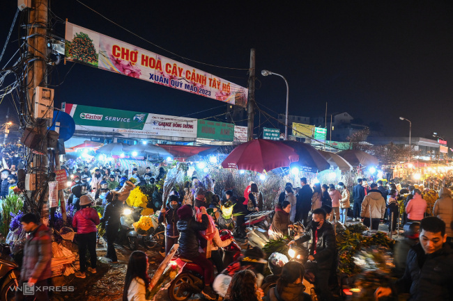 hanoi, night flower market, quang ba flower market, flower market on the 28th of tet is crowded with people