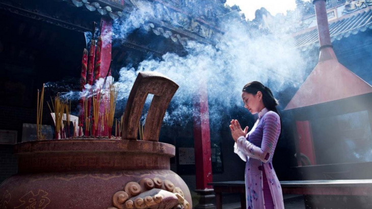 khám phá, trải nghiệm, bảo tồn nét đẹp văn hóa đi lễ chùa đầu năm của người việt