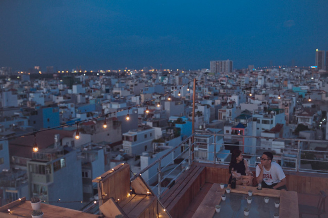 top 10 quán cafe rooftop chill nhất sài gòn