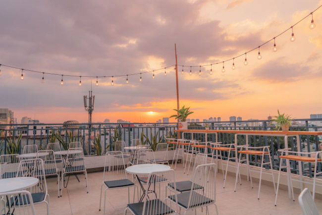 top 10 quán cafe rooftop chill nhất sài gòn